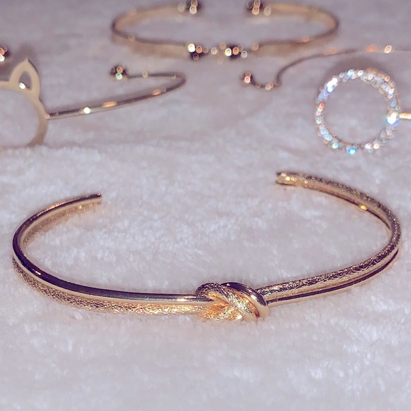 🌺 3/$15 🌺 Bracelets in Gold - Picture 3 of 11